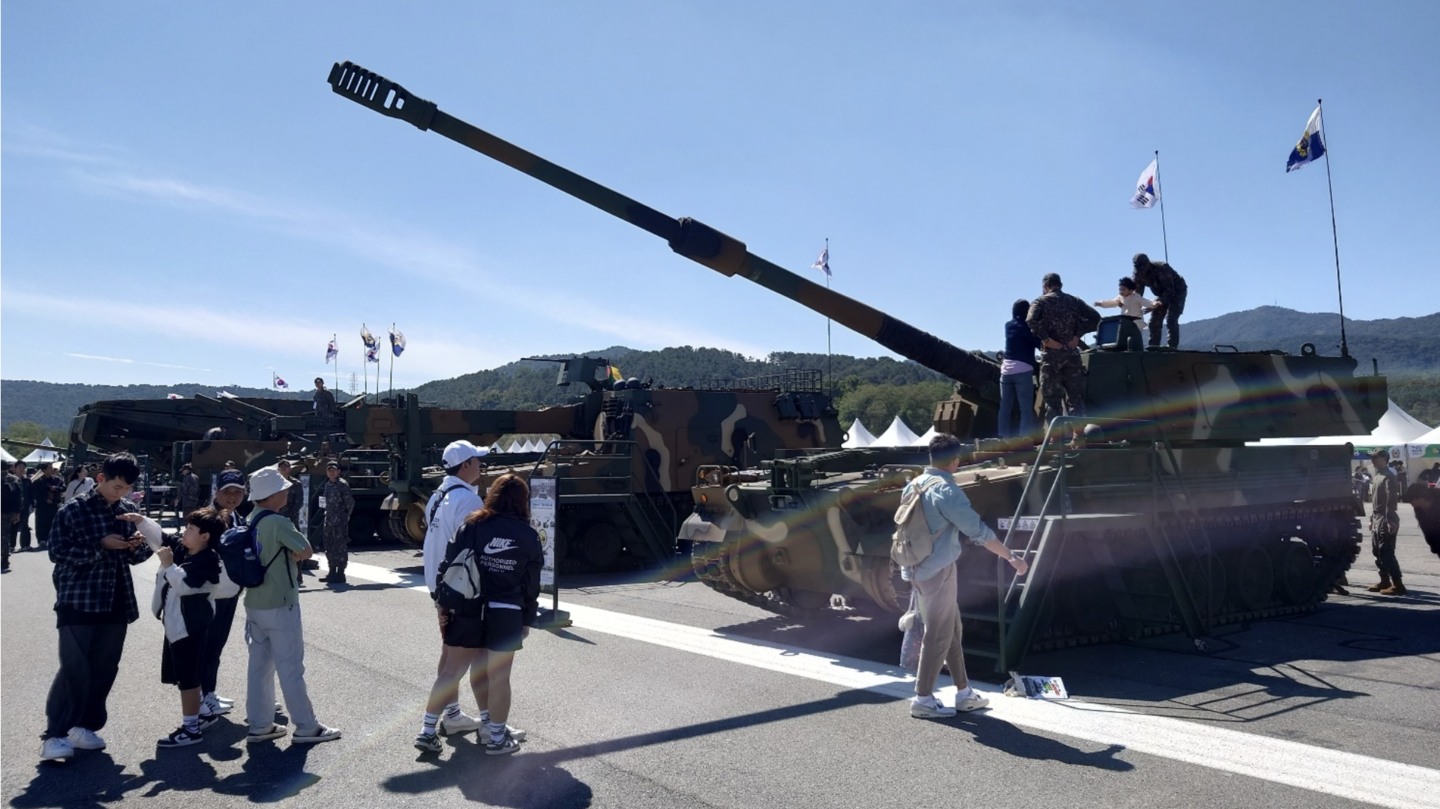 戦車を見る人々