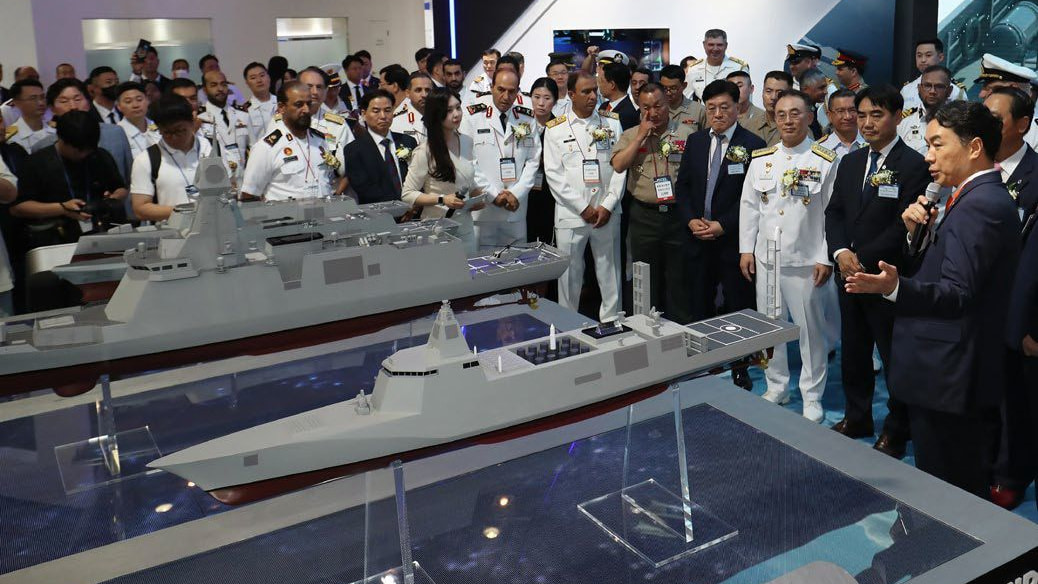 カーキ色のヘリコプター